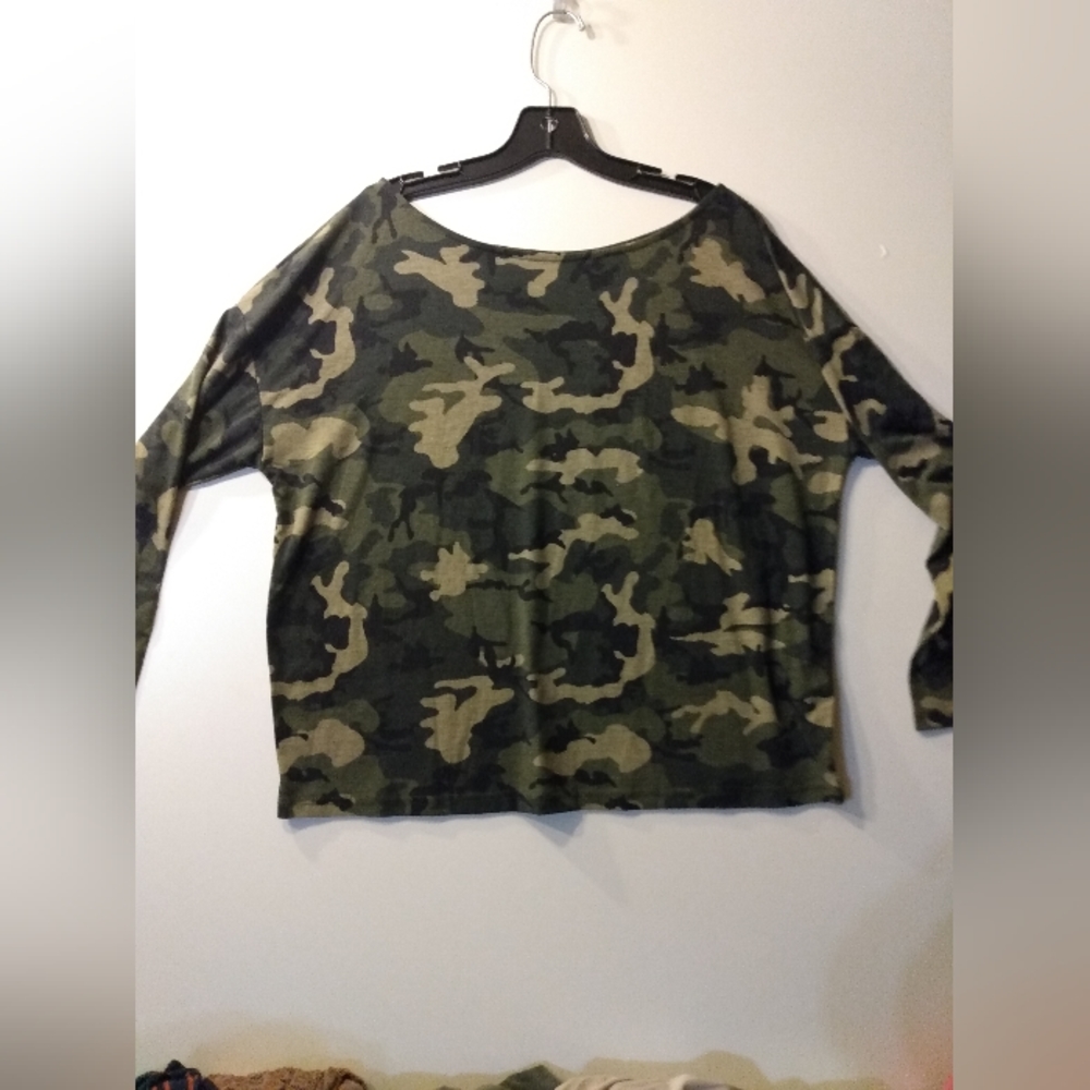 Bailey’s Blossom Shauna Long Sleeve Camo Tee Size M